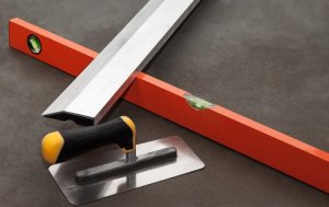 Plâtrer les murs: un ensemble d'outils nécessaires pour le travail