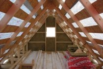 Isolation du toit d'une maison en bois par l'intérieur