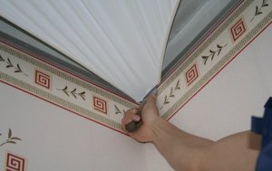 Les plafonds tendus sont-ils fabriqués avant ou après la pose de papier peint ?