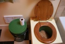 Toilettes chaudes dans une maison en bois sans égout