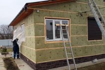 Isolation chaude ou froide pour les murs de la maison à l'extérieur