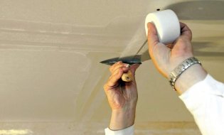 Comment bien mastiquer un plafond en plaques de plâtre de vos propres mains