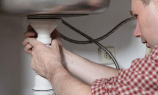 Remplacer et réparer le siphon sous l'évier : 5 conseils de plomberie utiles