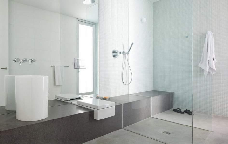 Salle de bain combinée avec douche dans le style du minimalisme