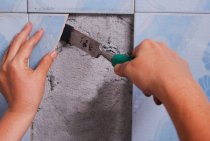 Comment enlever les vieux carreaux des murs de la salle de bain