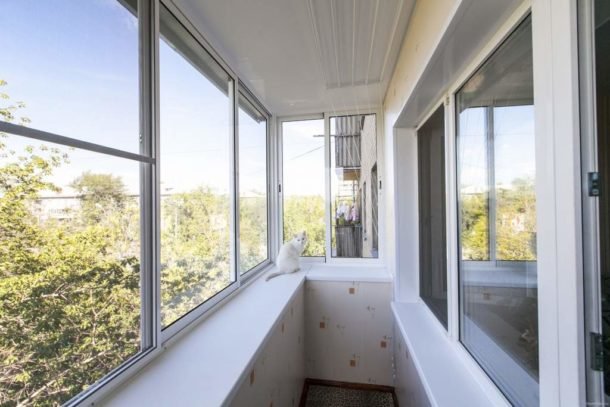 Cadres en aluminium sur le balcon