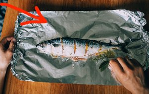 Dans quel sens du papier d'aluminium faut-il emballer le poisson et la viande lors de la cuisson ?