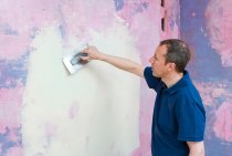 Dans quelles conditions le mastic peut-il être appliqué sur la peinture et comment le faire