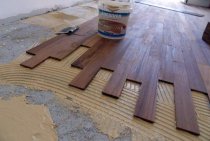 Comment poser du parquet sur un sol en béton : pose sur chape, toutes les options