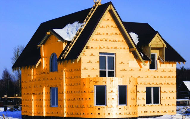 Nous construisons une maisonIsolation d'une maison en bois à l'extérieur avec du plastique mousse avec nos propres mains sous le revêtement