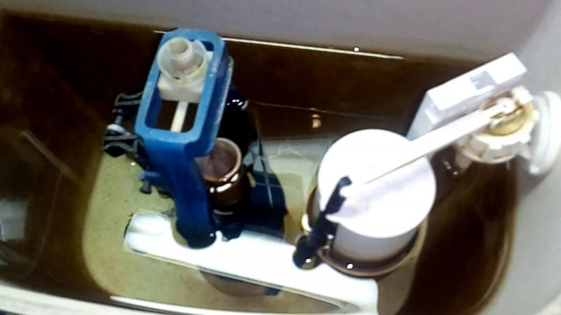 Trop-plein d'eau dans la cuvette des toilettes avec raccordement par le bas