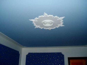 Plafond de verre suspendu dans la salle de bain