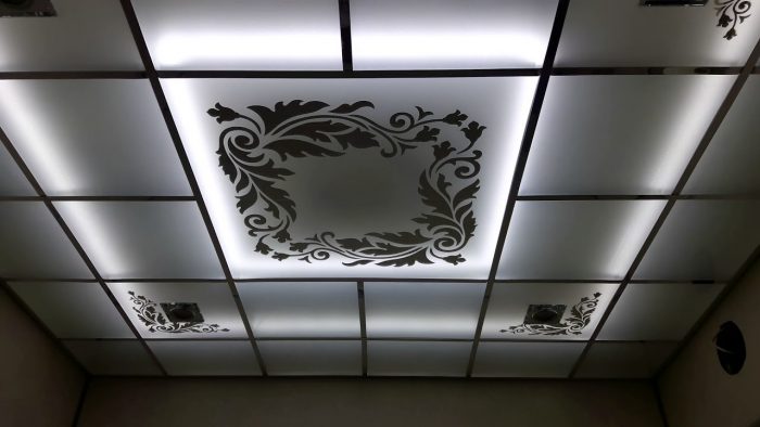 Plafond de verre suspendu dans la salle de bain