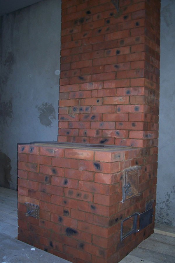 Four à faire soi-même pour un processus de maçonnerie de maison en brique et fours photo