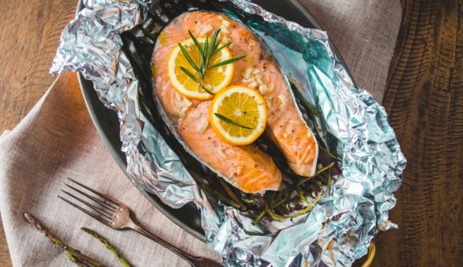 Dans quel sens du papier d'aluminium faut-il emballer le poisson et la viande lors de la cuisson