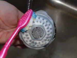 Comment nettoyer rapidement la pomme de douche du calcaire