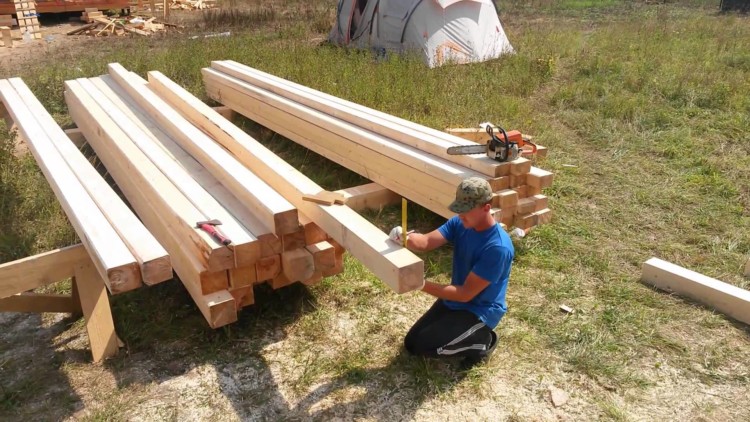 Le dispositif du plancher du grenier sur poutres en bois