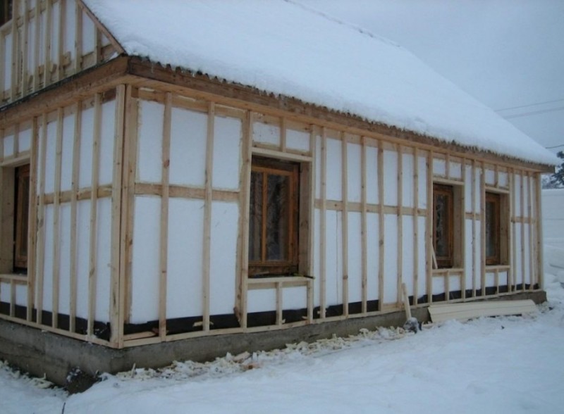 Isolation d'une maison en bois par l'intérieur caractéristiques de la pose de différents types de matériaux pour les surfaces intérieures et extérieures