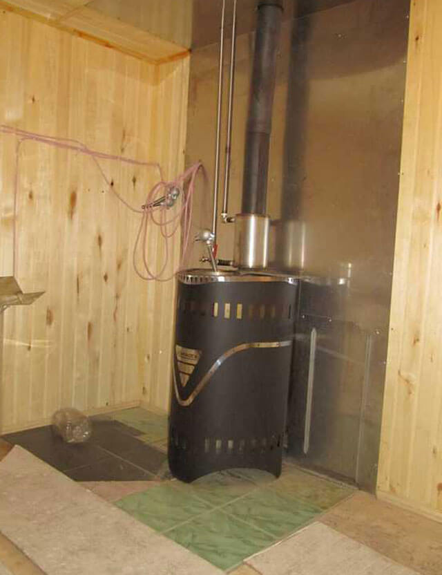 Bouclier thermique en brique pour poêle de sauna