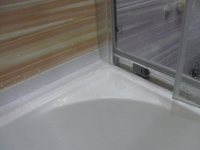 Nous fabriquons un sol pour une cabine de douche sans palette