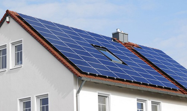 Installation de panneaux solaires sur le toit de la maison