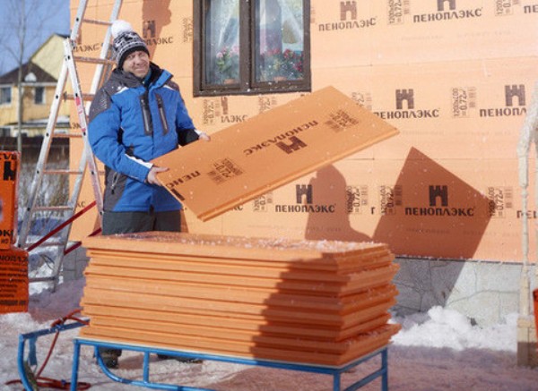 Nous construisons une maisonIsolation d'une maison en bois à l'extérieur avec du plastique mousse avec nos propres mains sous le revêtement