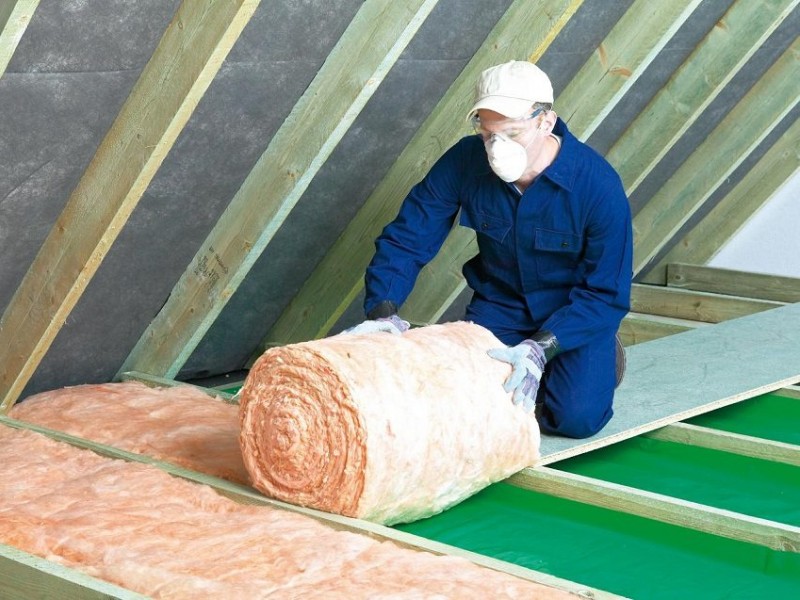 Isolation du toit d'une maison en bois par l'intérieur