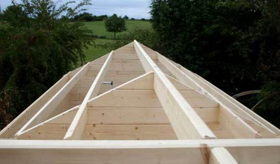 La conception du toit d'une maison en bois caractéristiques de la charpente et de l'installation