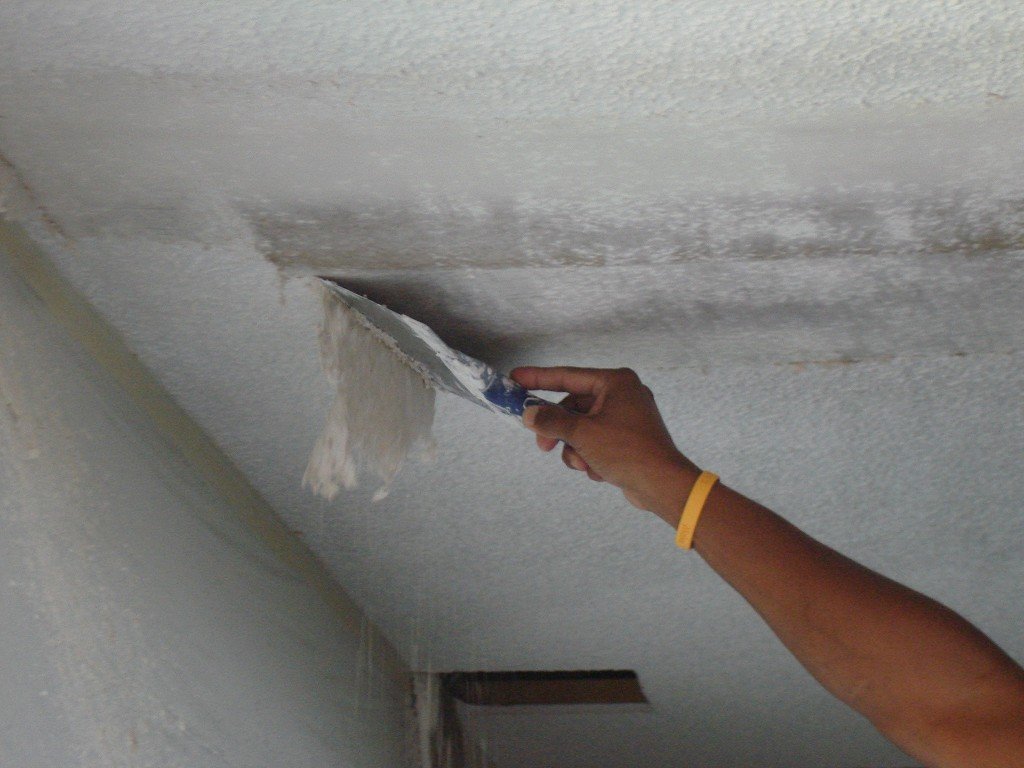 enlever les vieux carreaux de plafond