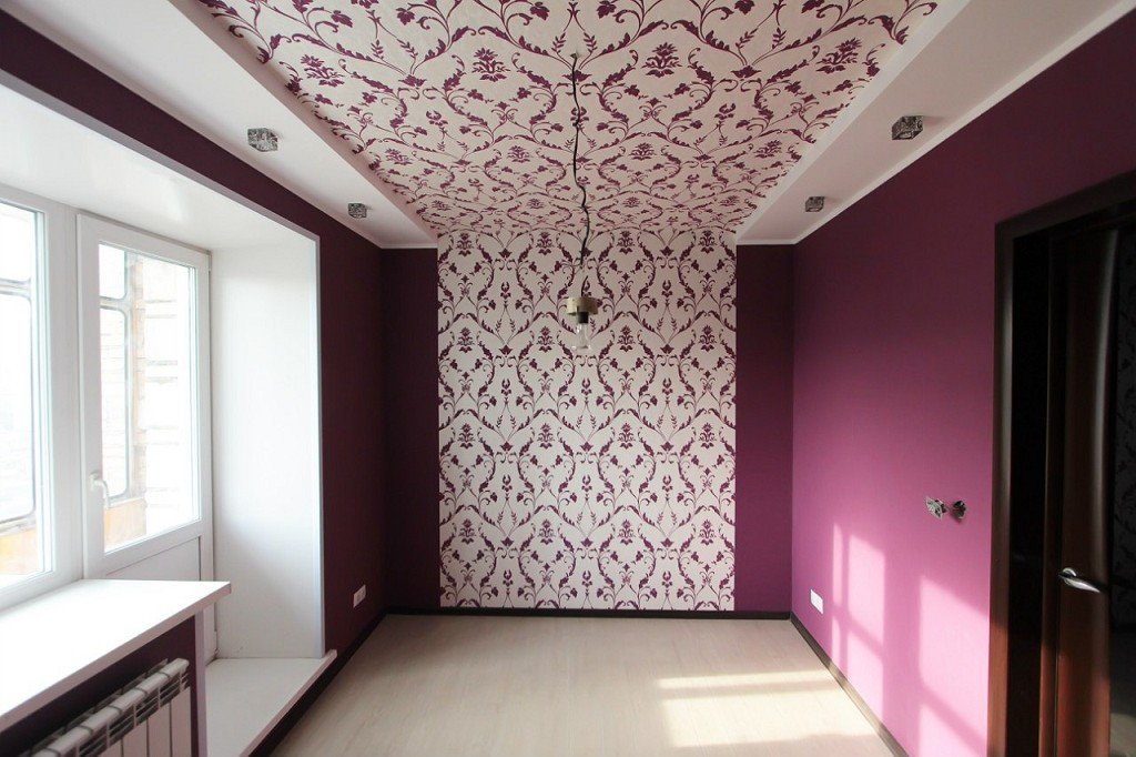 plafond recouvert de papier peint