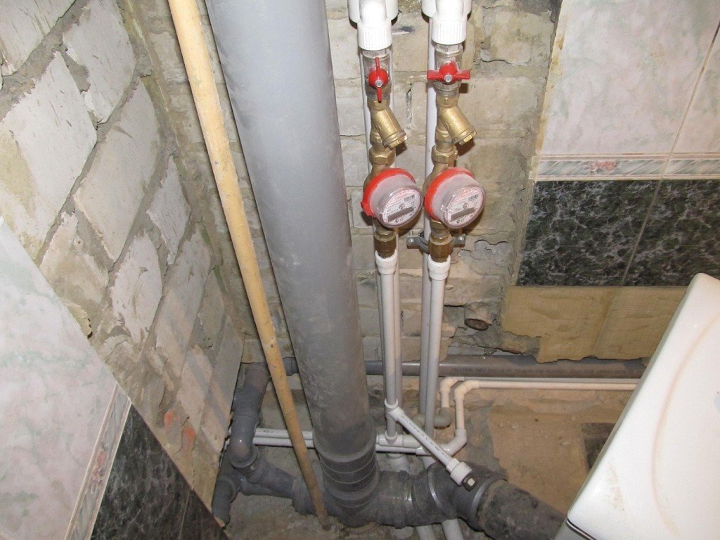 Conduites d'égout et d'eau dans la salle de bain