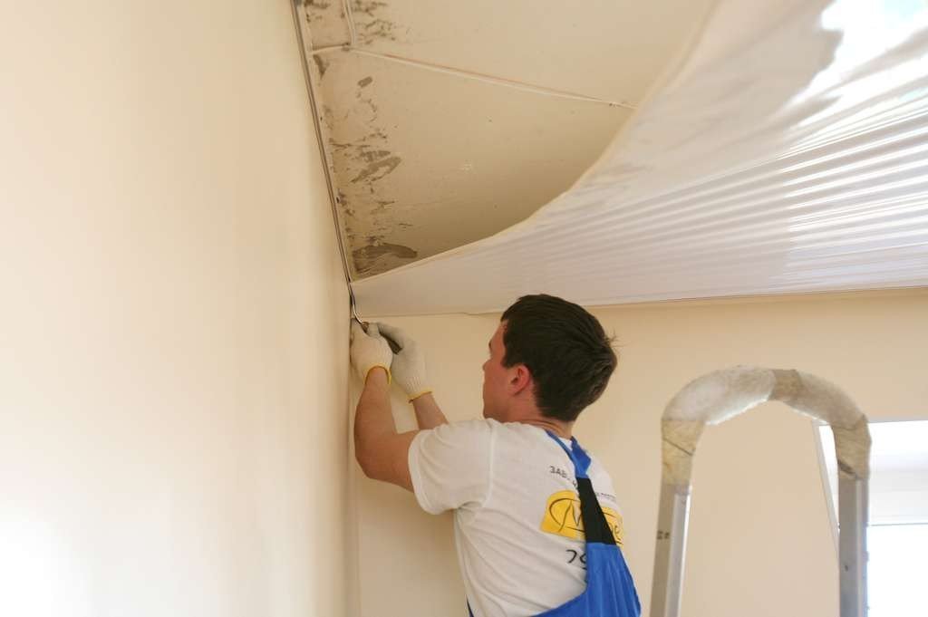 processus d'installation de plafond tendu