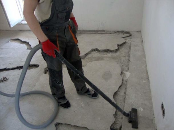 La surface doit être soigneusement nettoyée avant le coulage.