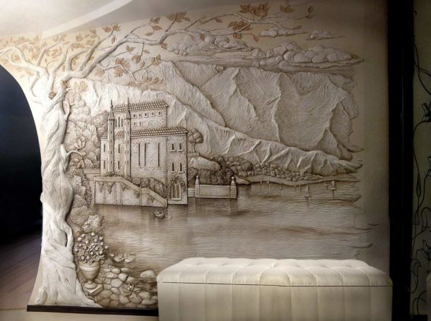 Bas-relief mural à l'intérieur