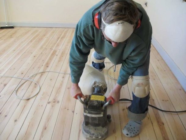 Gratter un vieux parquet avant de poser la couche de finition