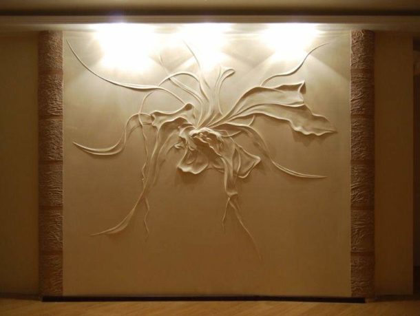 Un bon éclairage soulignera favorablement le bas-relief