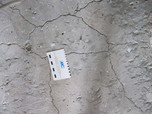 Fissures de toile d'araignée sur la surface en béton