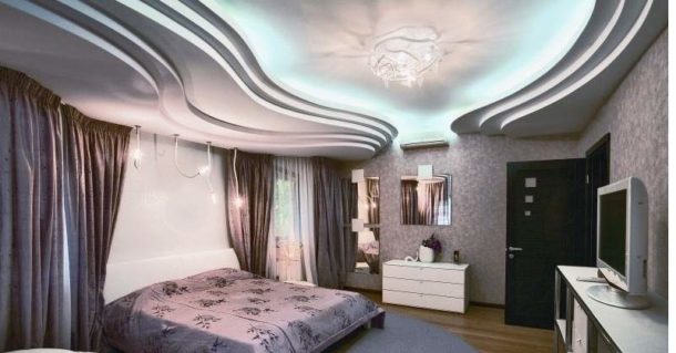 Grande chambre avec structure de plafond à plusieurs niveaux complexe