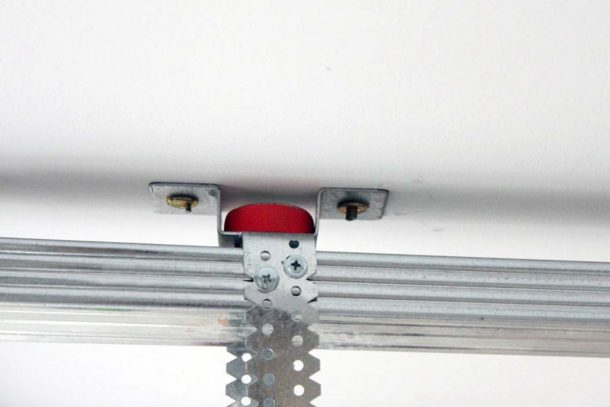 Installation d'une suspension antivibratoire au plafond