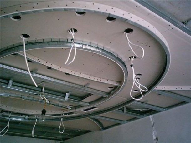 Plafond en plaques de plâtre à plusieurs niveaux avec câblage préparé pour un éclairage ponctuel