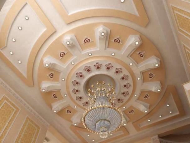 La structure complexe du plafond en plaques de plâtre est une véritable œuvre d'art