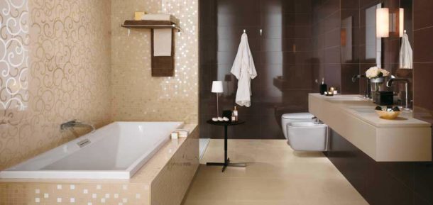 Salle de bain beige et marron