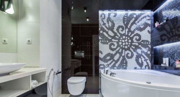 Petite salle de bain moderne dans un appartement typique