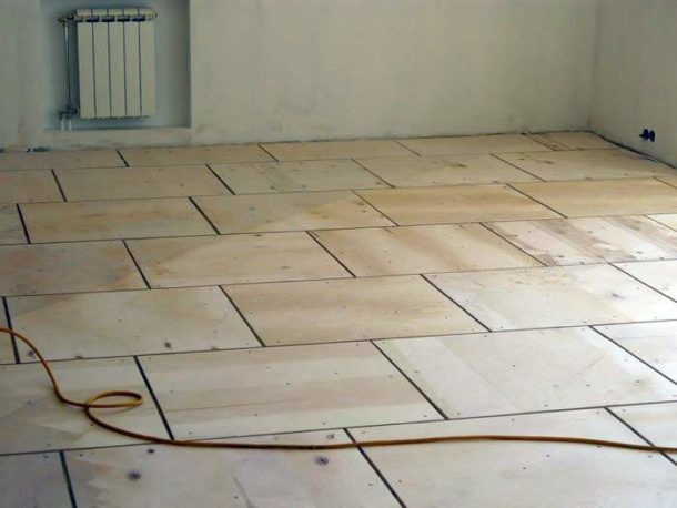 Plancher en bois recouvert de contreplaqué