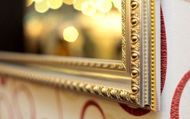 Encadrement d'un miroir à partir d'un socle de plafond