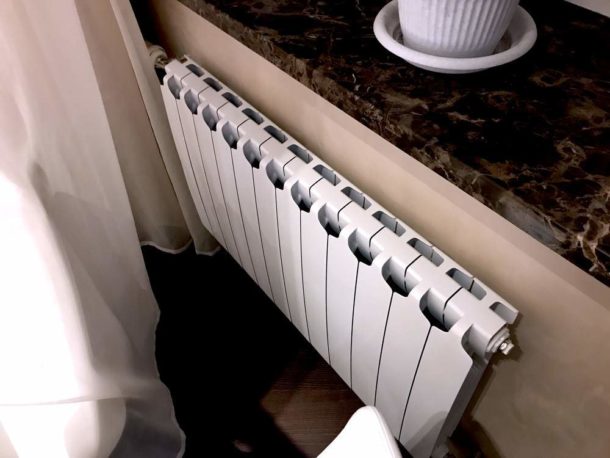 Le radiateur monolithique à l'extérieur ne diffère pas de la section