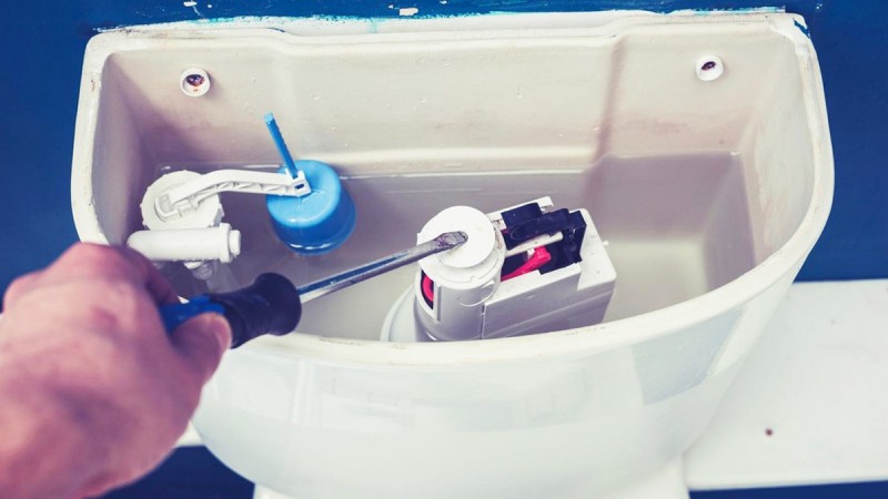 Trop-plein d'eau dans la cuvette des toilettes avec raccordement par le bas