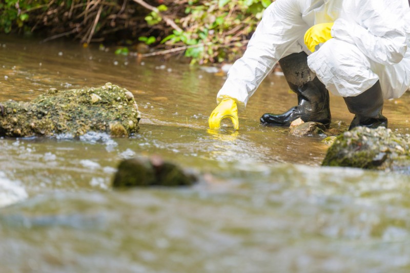 Analyse du problème de la pollution et de l'épuration des eaux usées par les entreprises industrielles Le filtre à écoulement libre à sorption est conçu pour le post-traitement des eaux usées de surface et industrielles proches d'eux en composition à partir de solides en suspension finement dispersés et r