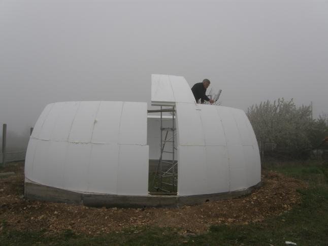 Isolation d'une maison en bois avec du plastique mousse