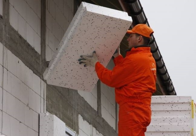 L'épaisseur et les dimensions de la mousse pour l'isolation à faire soi-même des murs extérieurs, les avantages et les inconvénients du matériau